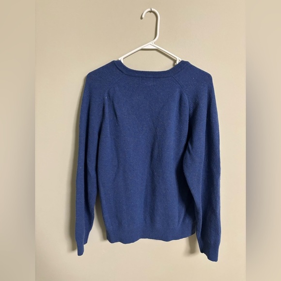 L.L. Bean Men’s Classic 100% Lambs Wool V Neck Sweater Blue Size Medium Large - Picture 2 of 5
